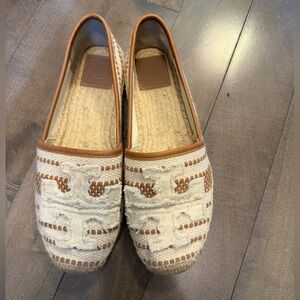 Tory Burch 'Shaw' Round Toe Logo Canvas Espadrille Flat- Natural / Tan